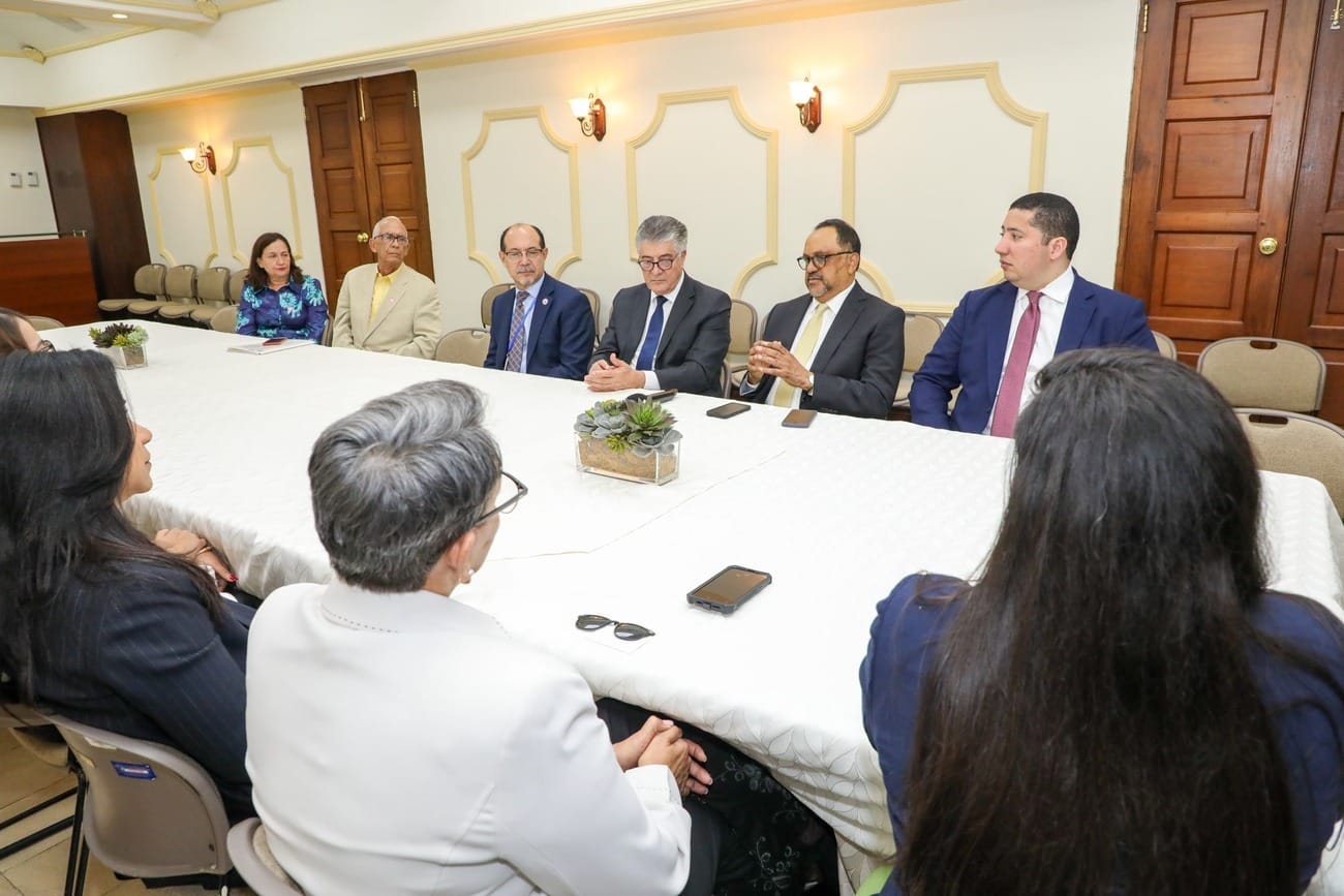 Consultor jurídico del Poder Ejecutivo recibe delegación del Foro Internacional de Salud Mental y Sistema Penitenciario