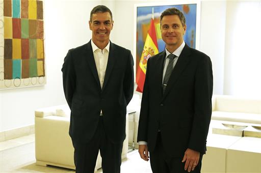 Presidente del Gobierno se reúne con el CEO de Roche para abordar inversiones futuras en España y la situación del sector farmacéutico