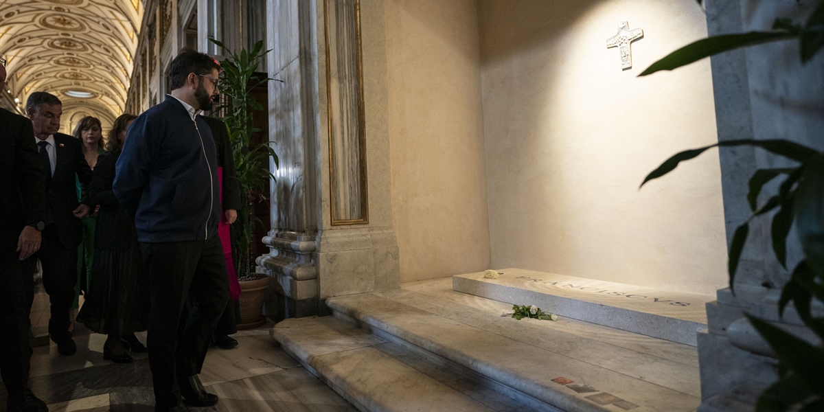 Boric rinde homenaje en la tumba del Papa Francisco