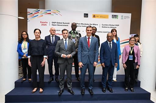 Grupo posa durante la inauguración de la Cumbre Global de la Alianza de Gobierno Abierto