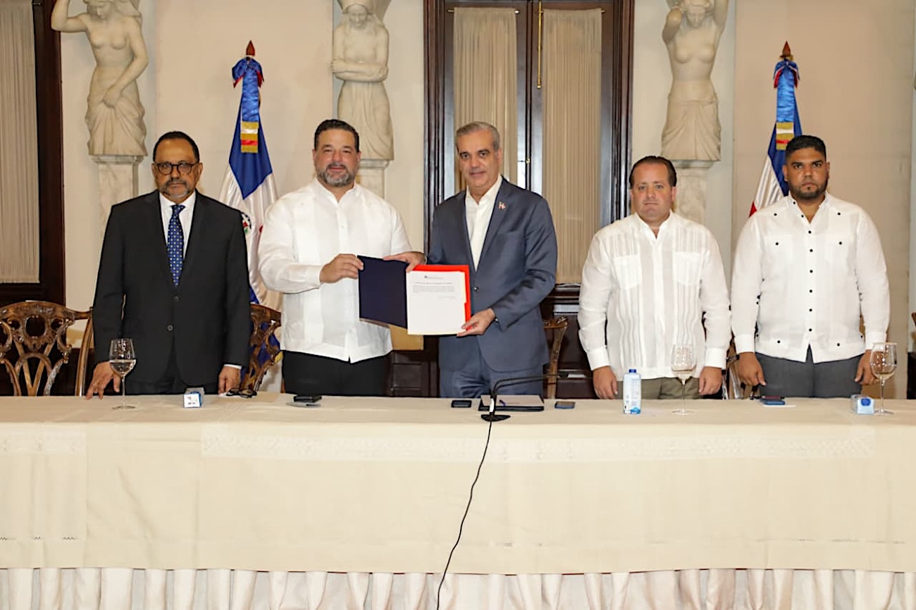 Abinader anuncia inicio de la titulación de más de 43 millones de metros cuadrados en el Parque Nacional Los Haitises y la Reserva Forestal Loma Novillero, en Villa Altagracia