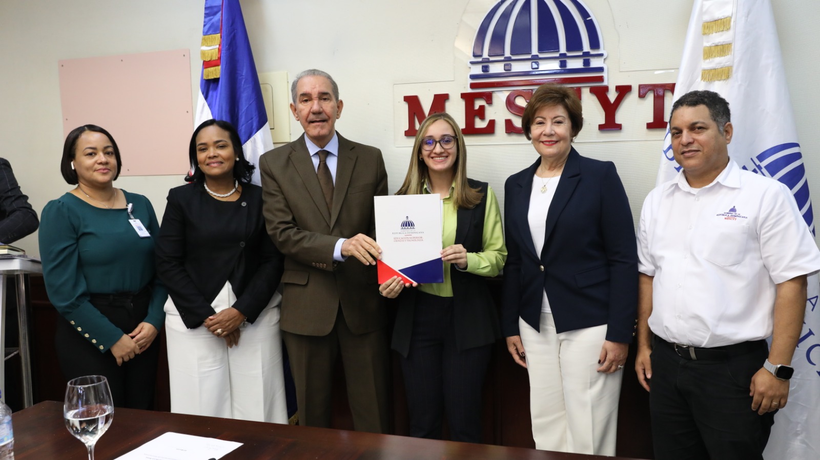 Mescyt otorga 50 becas a estudiantes del Instituto Global de Altos Estudios en Ciencias Sociales