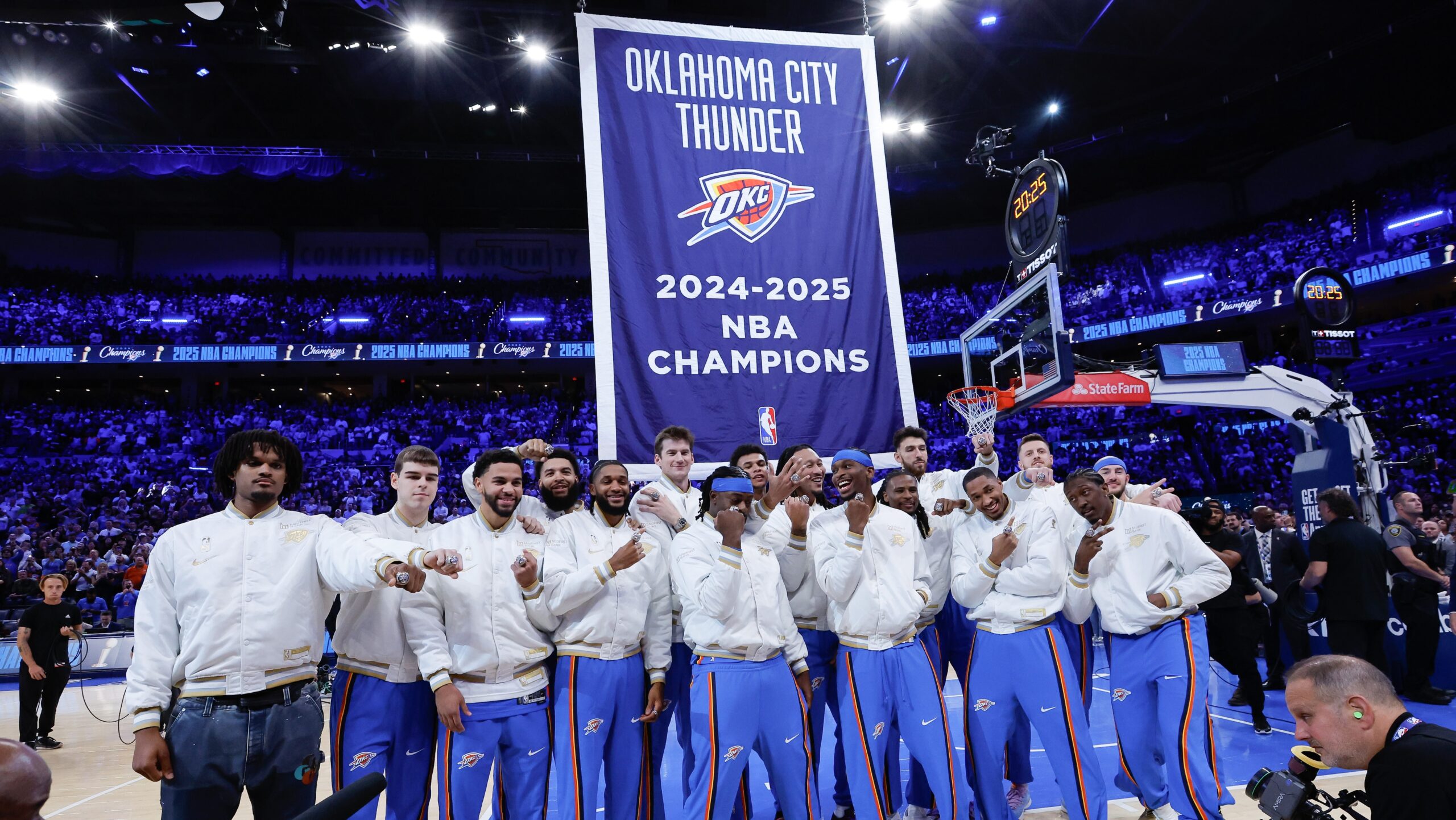Thunder reciben anillos y levantan la pancarta