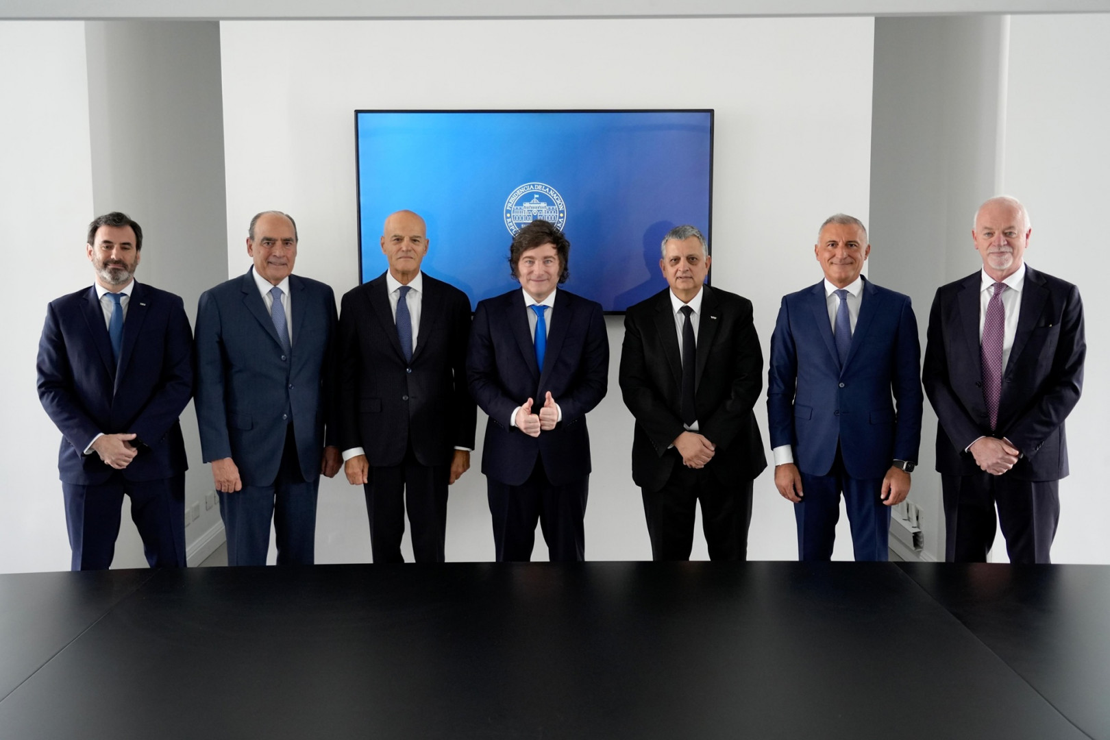 Milei recibió a CEOs de YPF y ENI en Olivos