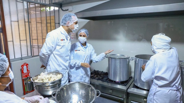 Presidente José Jerí supervisa la preparación de alimentos escolares en Puente Piedra para garantizar desayunos nutritivos