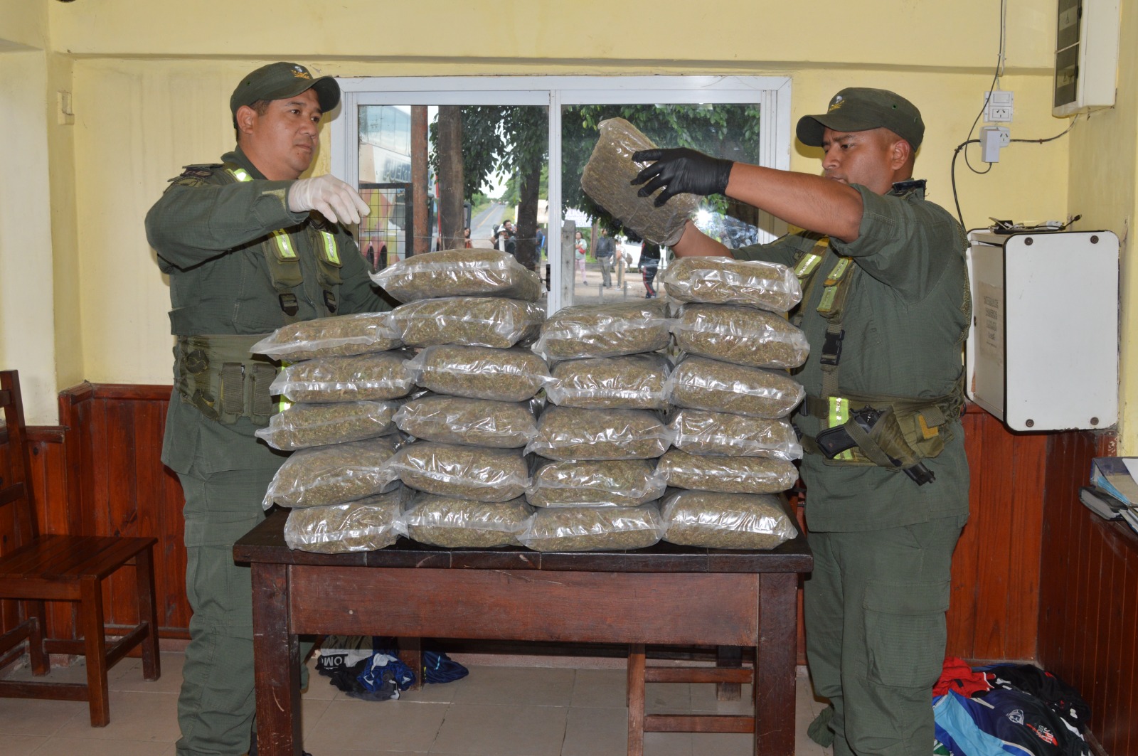 Formosa: Detienen a dos pasajeros de ómnibus por transportar más de 28 kilos de cogollos de marihuana ocultos en cuatro bolsos de mano
