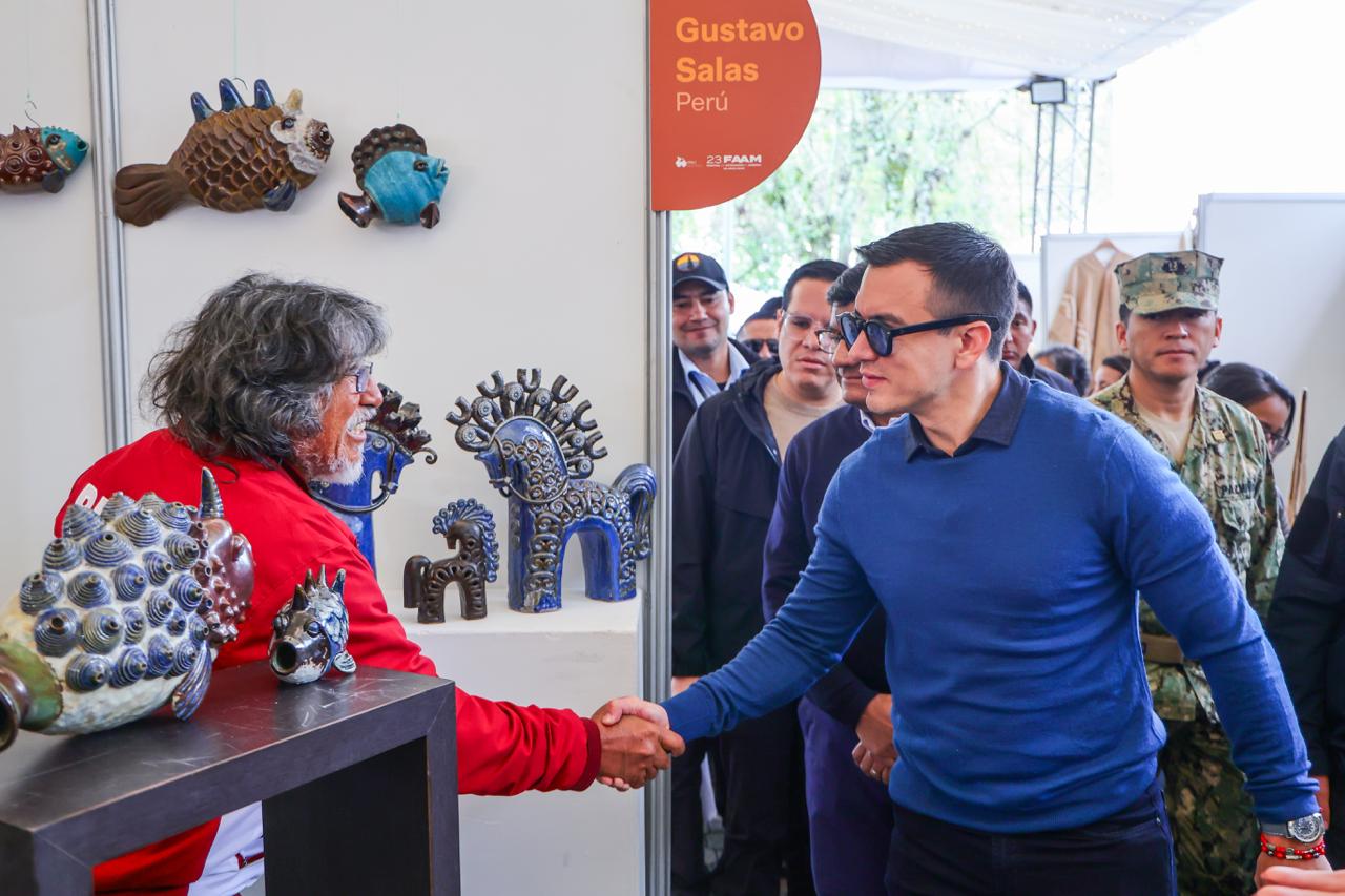 Presidente Daniel Noboa recorrió Festival de Artesanías de América en Cuenca
