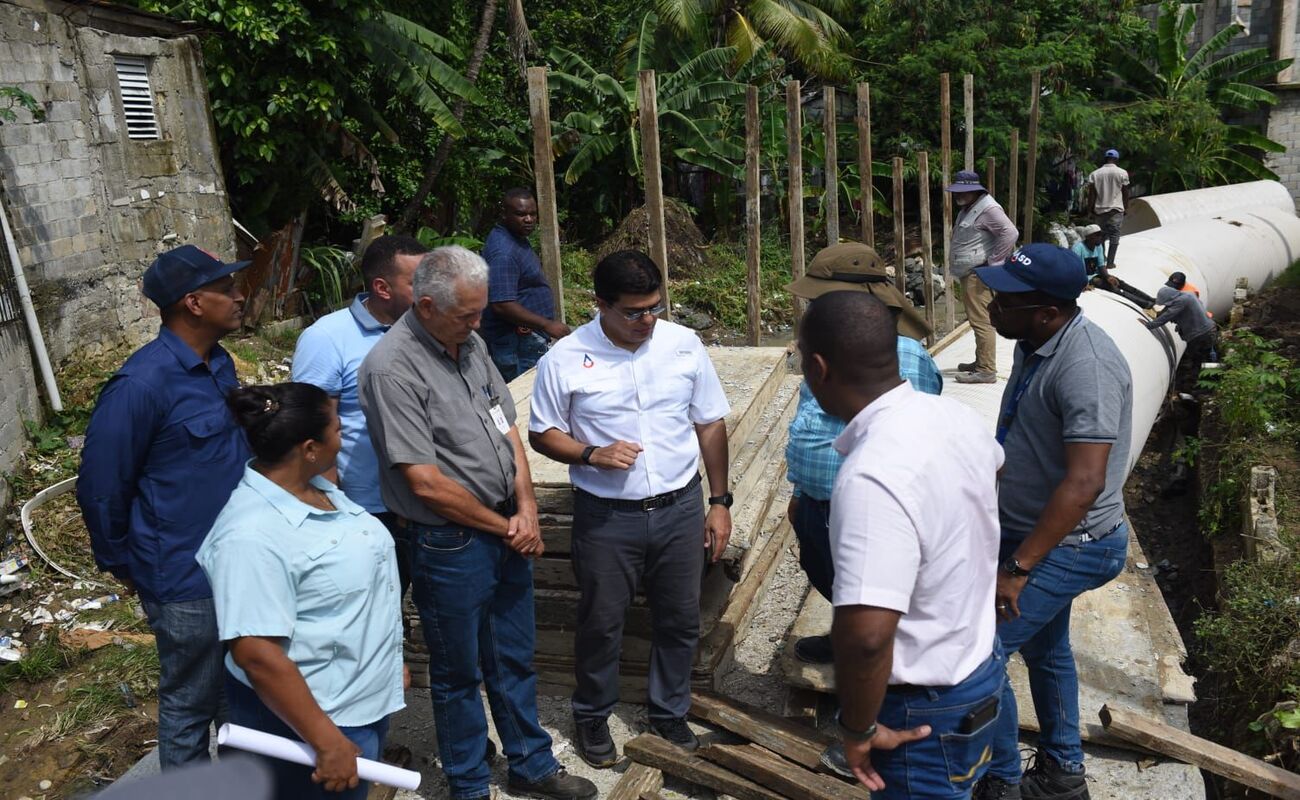 Director general de Caasd supervisa avances en saneamiento de cañadas en SDO; proyecto beneficiará a más de 80,000 personas