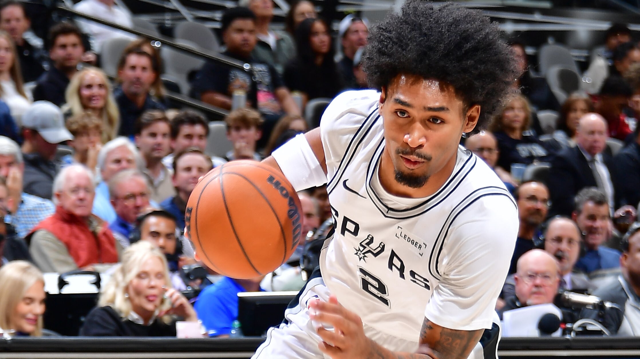 Dylan Harper, novato de los Spurs, se retira temprano por lesión en la pantorrilla izquierda