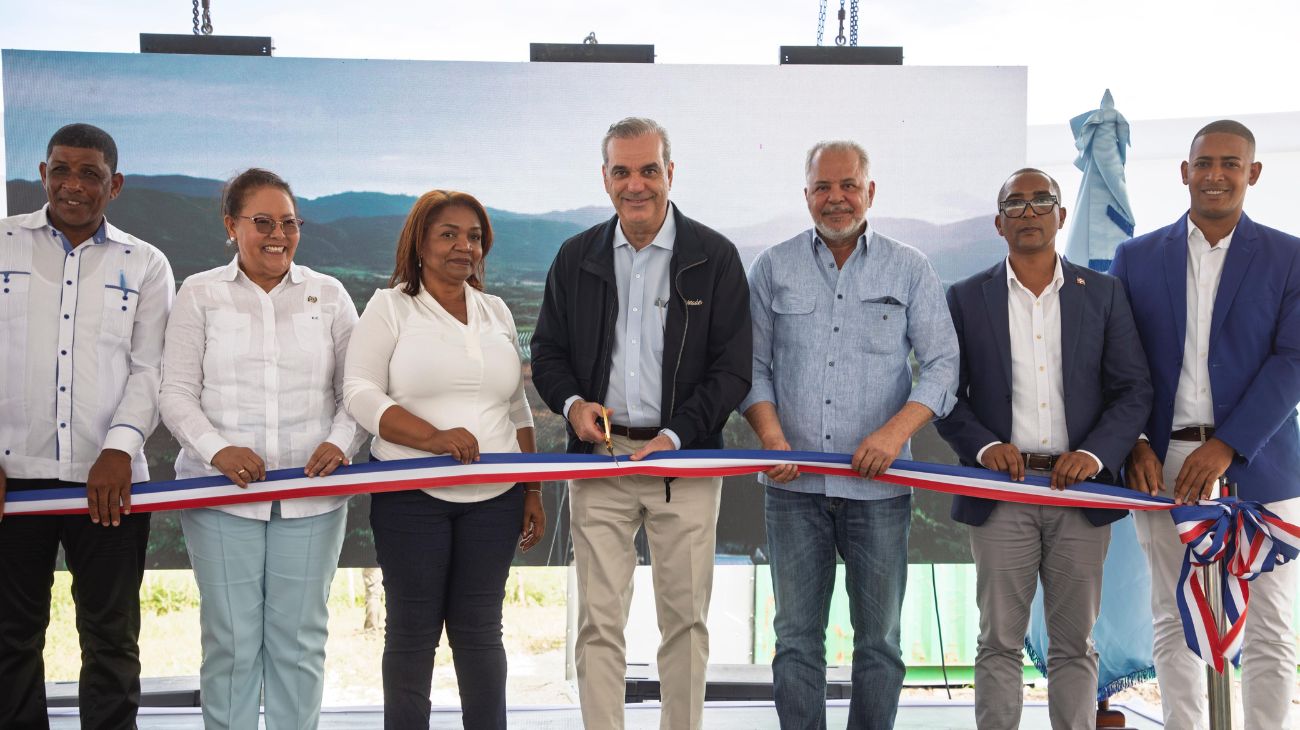 Abinader inaugura tres carreteras en Vallejuelo: Vallejuelo-Batista, Vallejuelo-Río Arriba Sur y Los Arroyos-Sabaneta