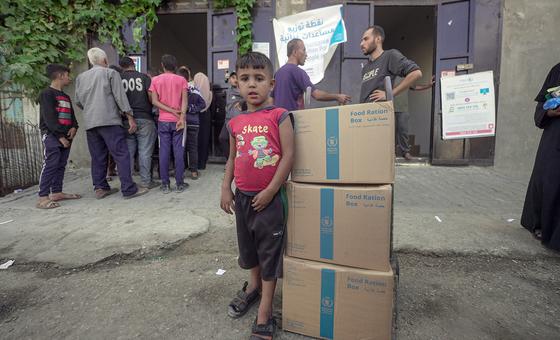 Gaza: Casi un millón de personas reciben paquetes de alimentos mientras se reportan nuevos ataques israelíes