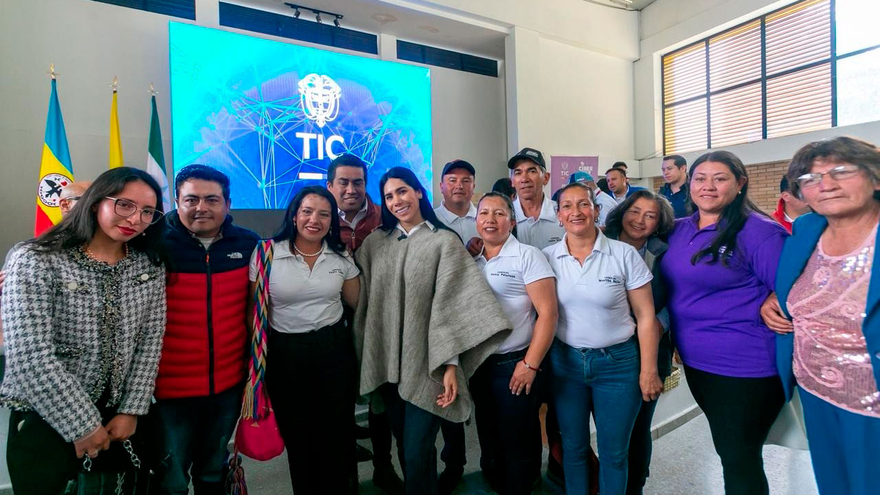 Secretaría de Educación de Cundinamarca entrega 100 computadores a estudiantes de Fúquene para impulsar la transformación digital