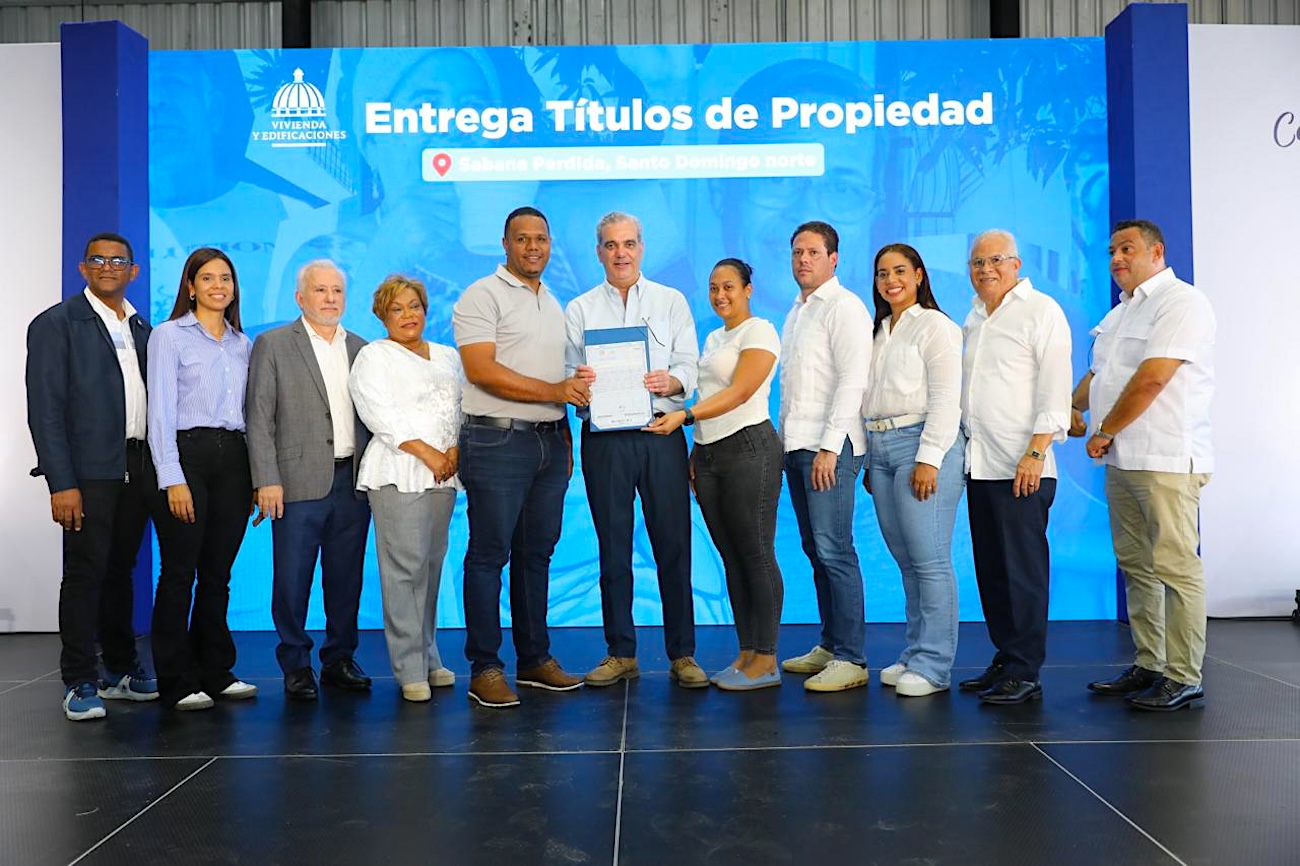 Presidente Abinader entrega 551 títulos de propiedad en Sabana Perdida, Santo Domingo Norte; dice que es la mejor inversión para el desarrollo económico y social