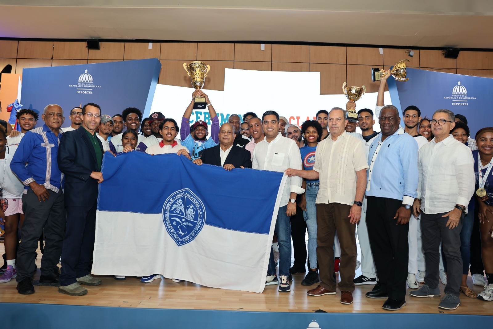 Juegos Universitarios 2025 concluyen; Kelvin Cruz entrega la corona de campeona a la UASD