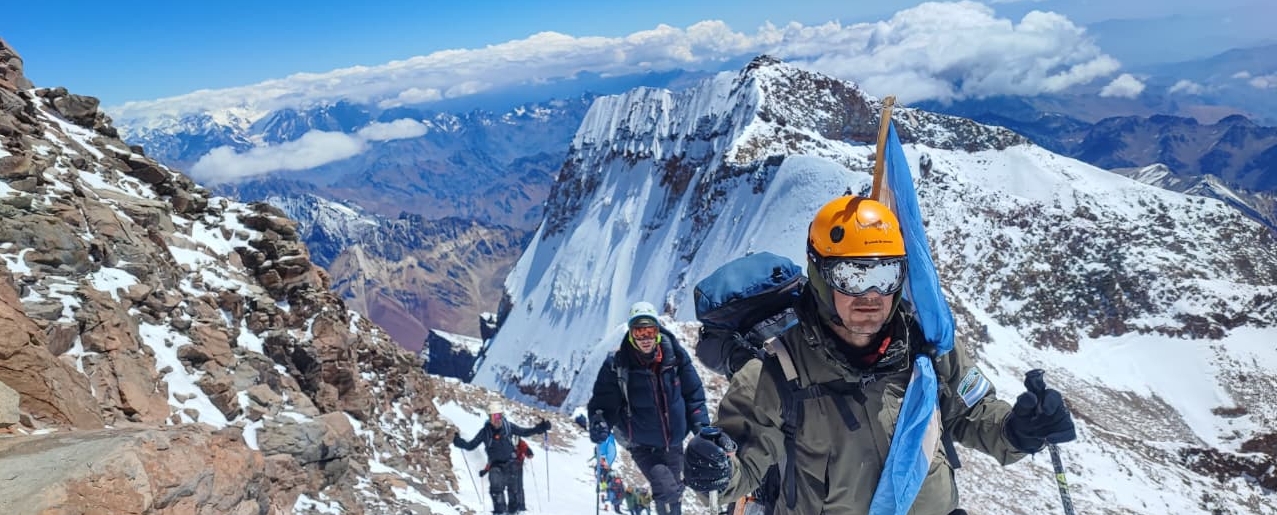 Gendarmes especialistas en Alta Montaña alcanzaron la cumbre del Cerro Aconcagua