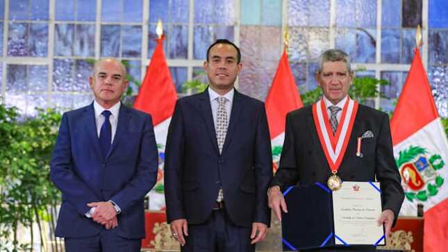 Presidente Jerí participó en la condecoración de la Academia Peruana de Derecho