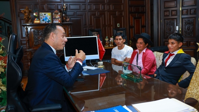 Jerí se reúne con Clíver Huamán en el Palacio de Gobierno y expresa buenos deseos para sus próximos proyectos