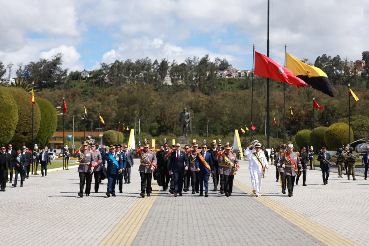 Presidente Noboá afirma que el uniforme militar merece respeto, confianza e integridad durante el cambio de mando de las FF.AA.