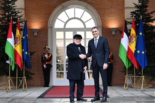 Sánchez reitera ante Mahmoud Abbas el compromiso de España con Palestina y la solución de dos Estados