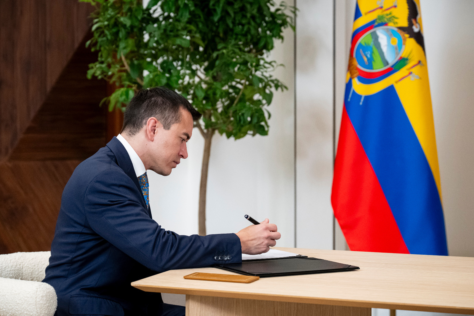 Daniel Noboa suscribe tratado internacional de promoción y protección de inversiones durante visita a Emiratos Árabes Unidos