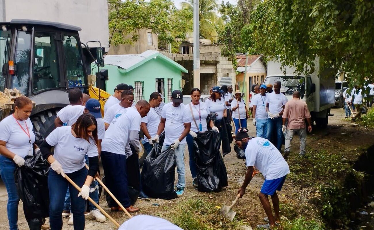 CAASD recolecta toneladas de desechos durante jornada de limpieza de cañadas en Gran Santo Domingo
