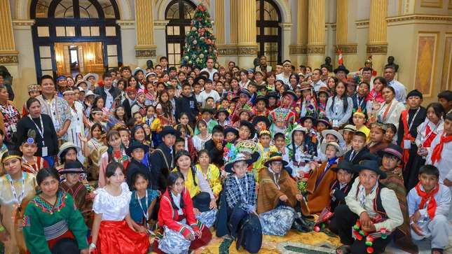 Presidente recibió a estudiantes de pueblos originarios en Palacio de Gobierno