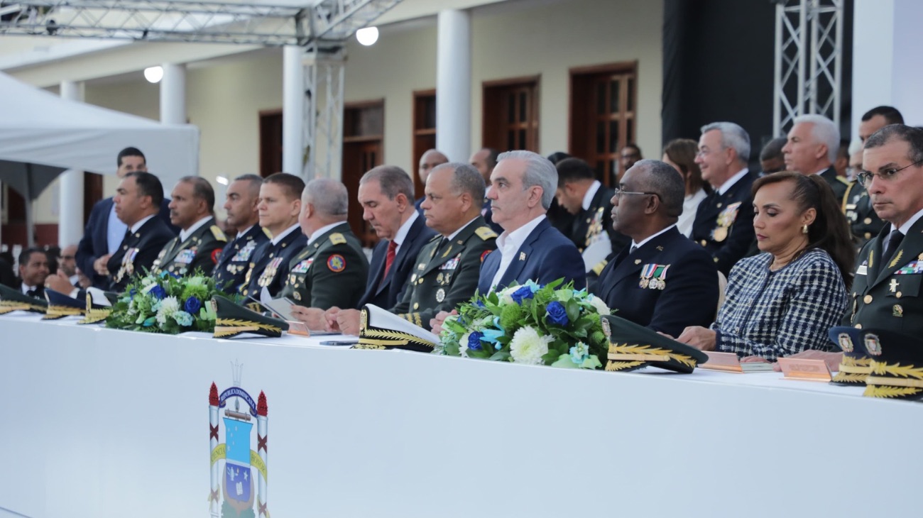 Presidente Luis Abinader preside graduación de 26 guardiamarinas