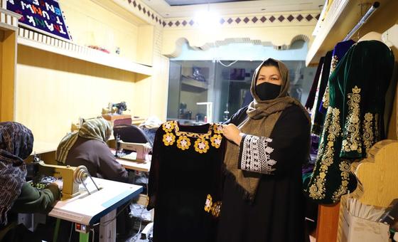 Mujeres afganas mantienen en marcha sus negocios a pesar de la discriminación