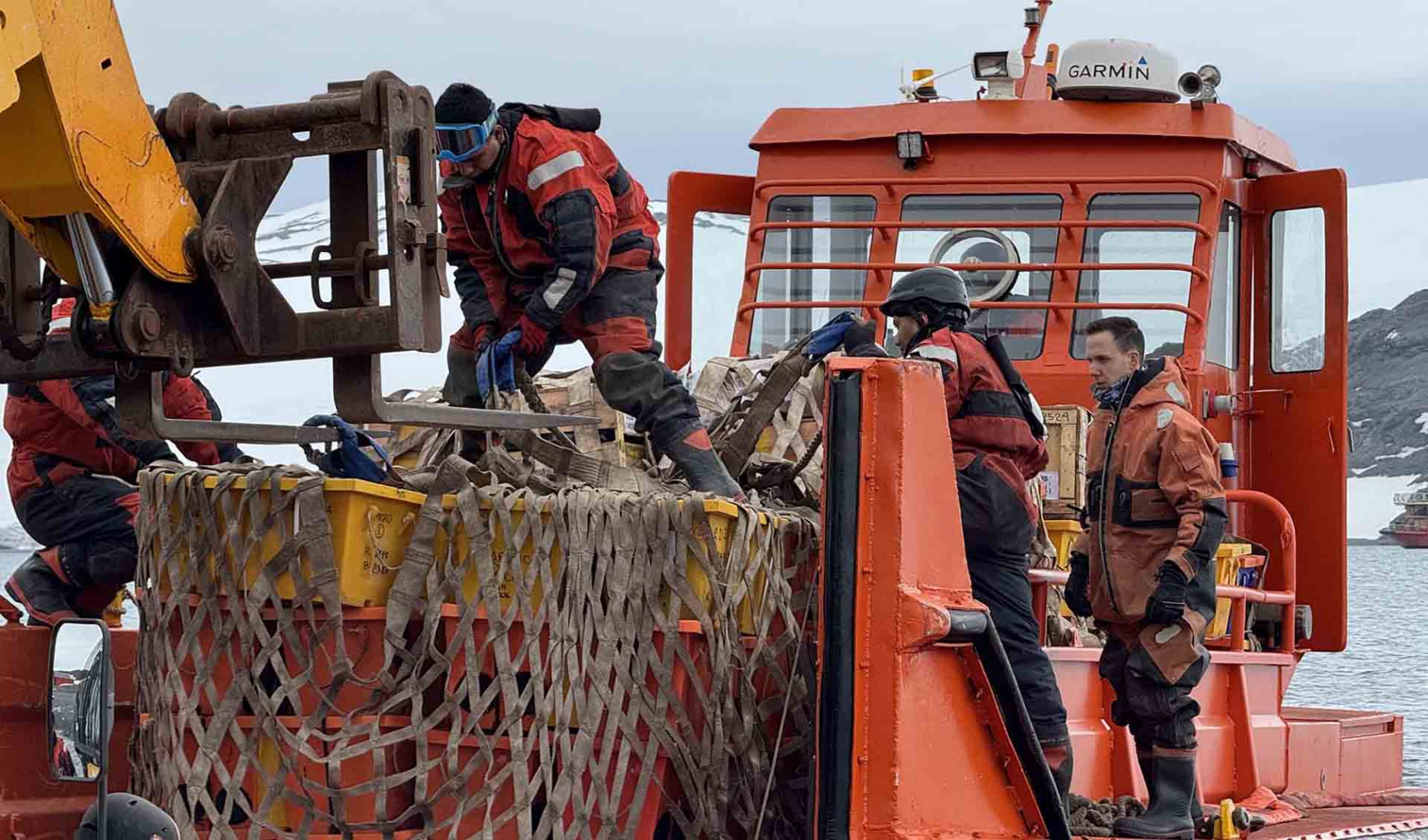 Rompehielos ARA Almirante Irízar avanza en la Campaña Antártica de Verano