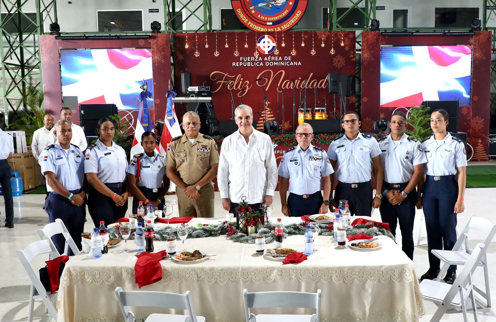 Abinader almuerza con oficiales y soldados de Armada y Fuerza Aérea