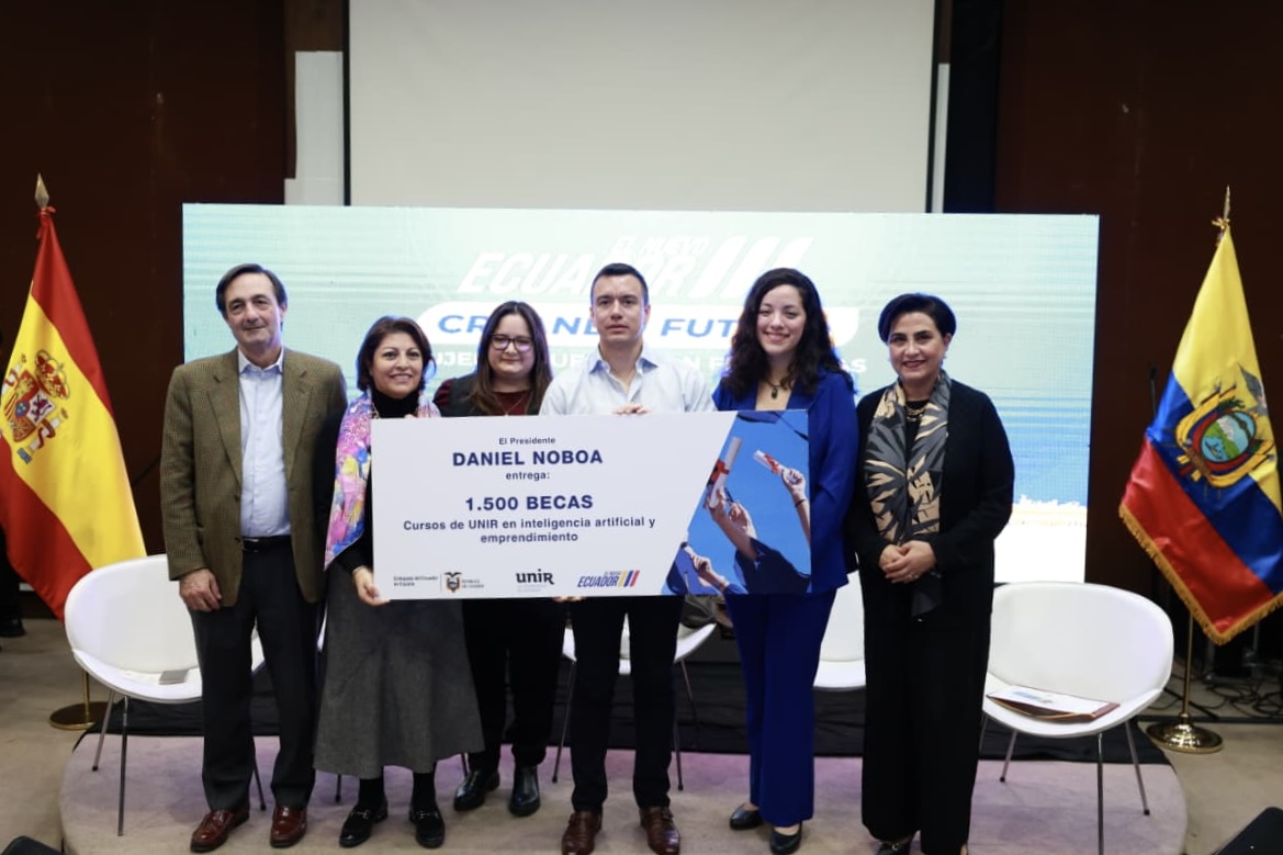 19.000 becas para la comunidad migrante en España; el presidente Noboa entregó los beneficios a jóvenes y mujeres