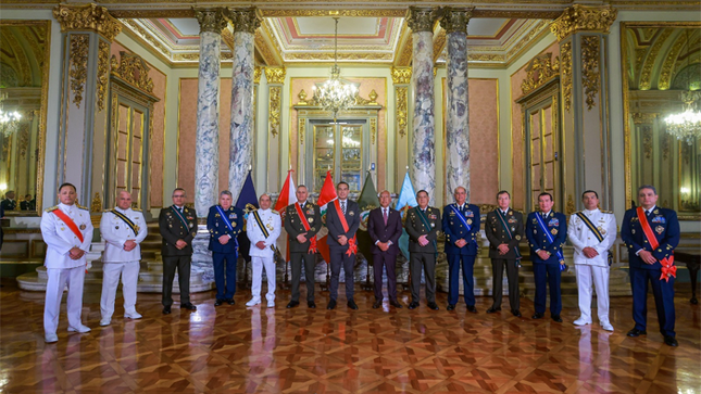Presidente Jerí recibió condecoraciones de las instituciones armadas y del Comando Conjunto