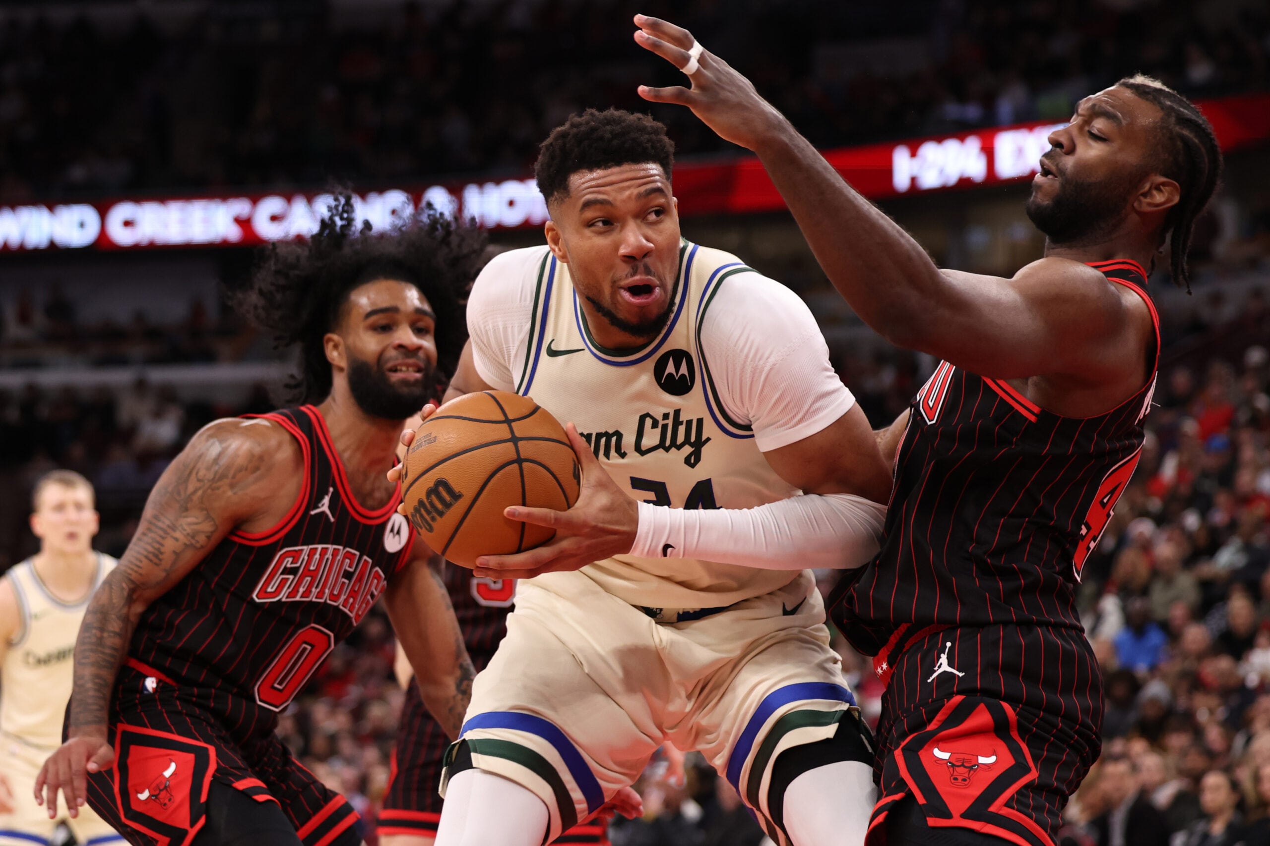 Antetokounmpo regresa y anota 29 puntos para los Bucks