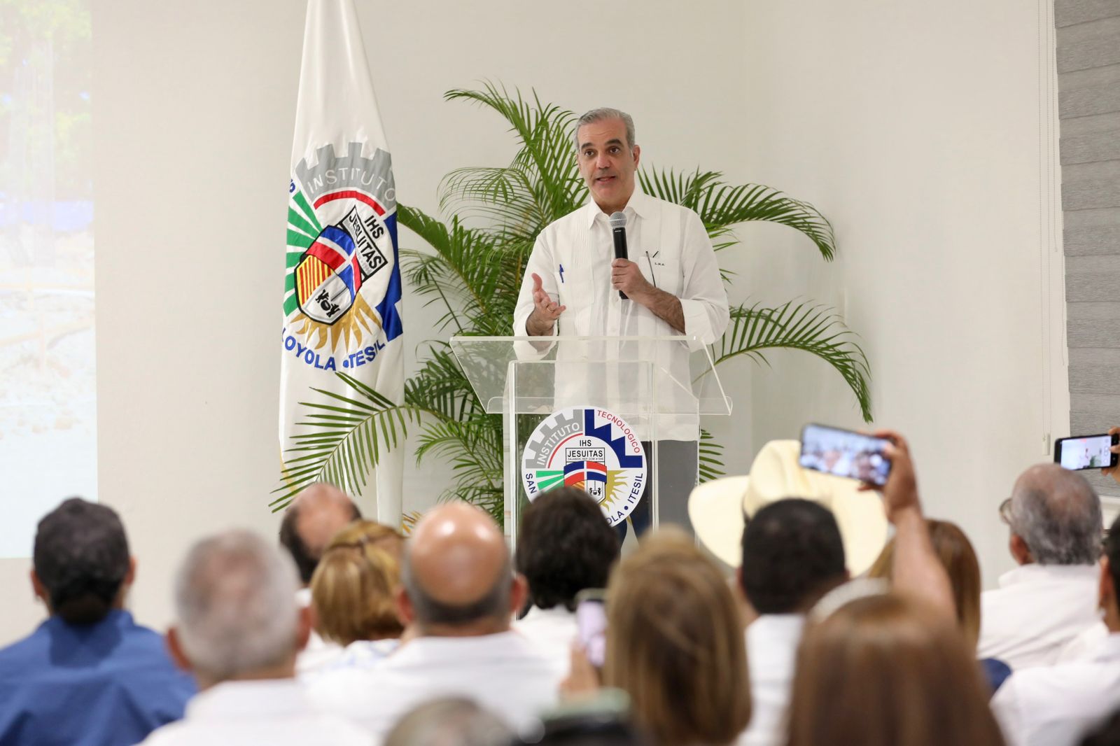 Abinader anuncia entrega de 400 becas para estudiantes de la Extensión Dajabón del Instituto de Estudios Especializados Superiores Loyola