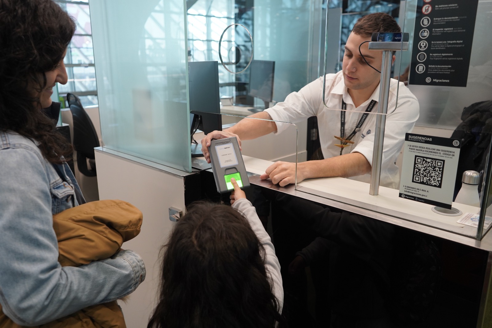 Migraciones recuerda requisitos para viajar al exterior con menores de edad