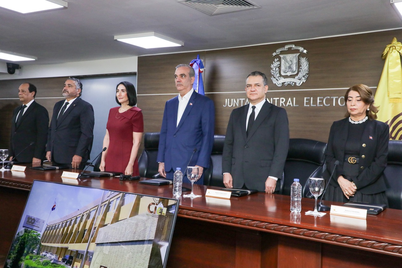 Presidente Abinader y primera dama reciben primera cédula de identidad y electoral emitida por la JCE