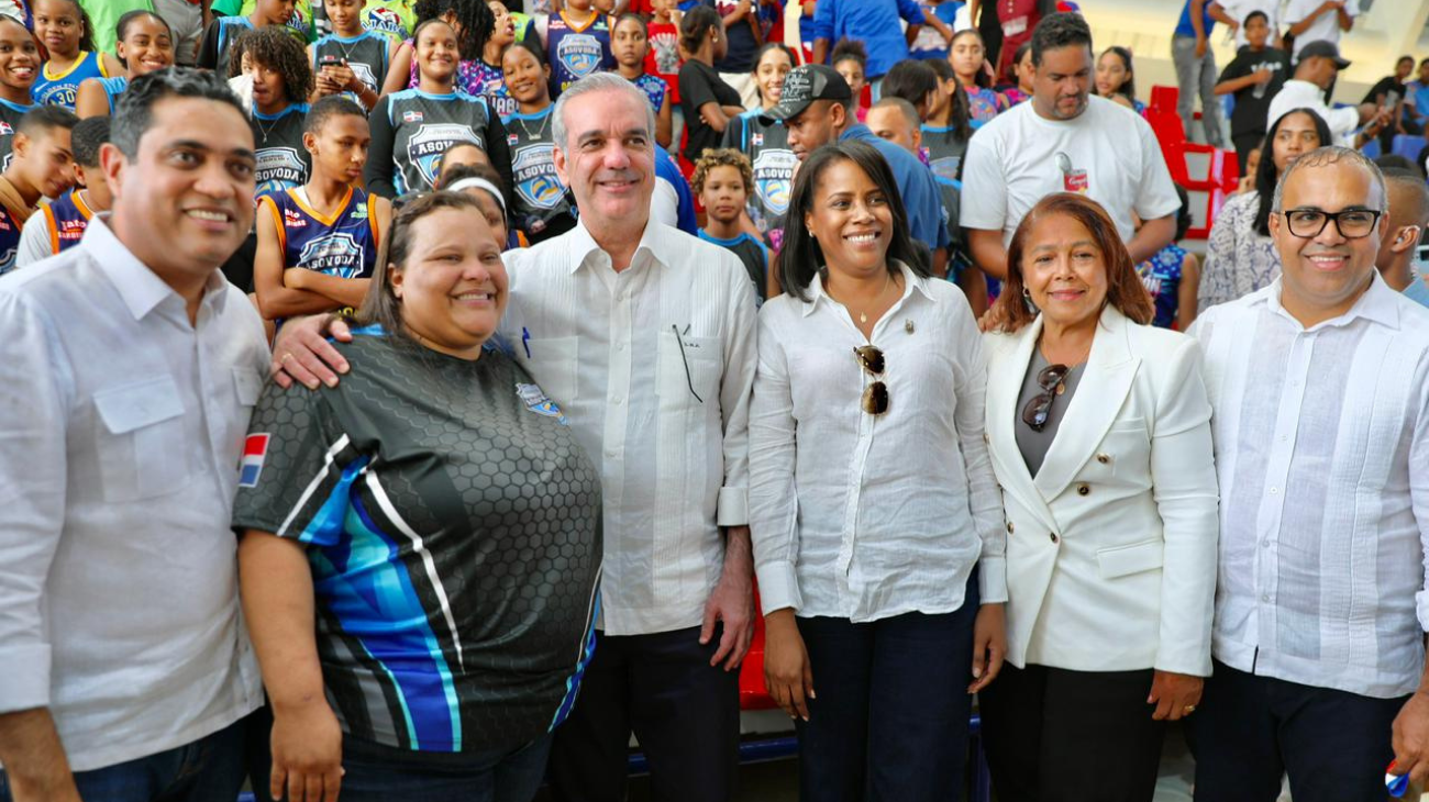 Abinader inaugura remozamiento del polideportivo de Dajabón, cancha de voleibol y nueva casa club