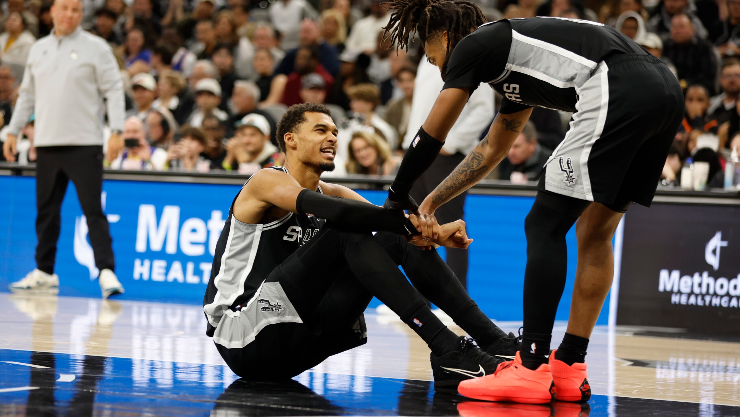 Victor Wembanyama se retira del partido ante los Knicks por lesión de rodilla