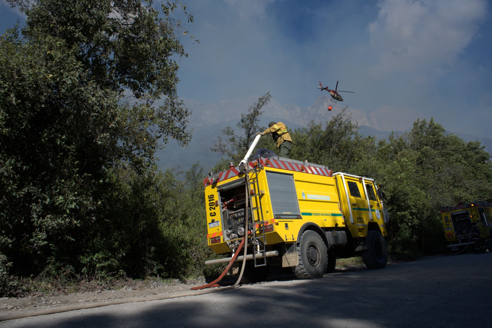 Aumentan las labores de control del incendio en el Parque Nacional Los Alerces