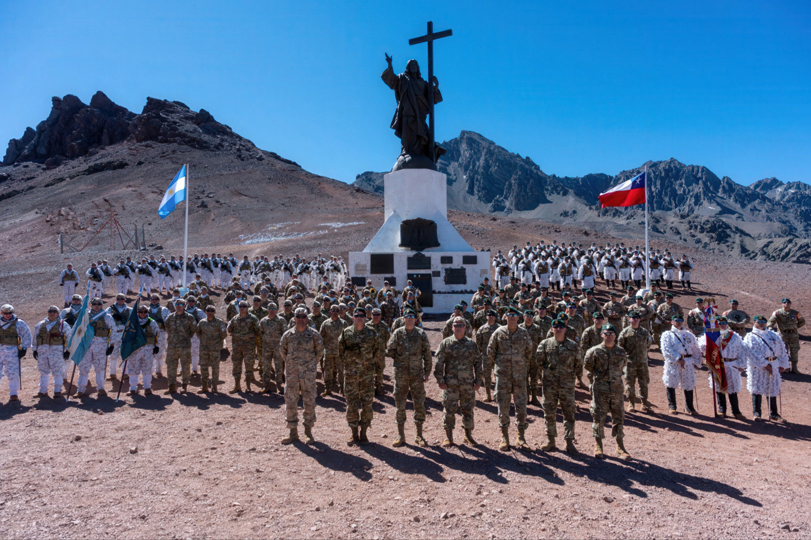 Ejércitos de Argentina y Chile inician ascenso conjunto al cerro Aconcagua