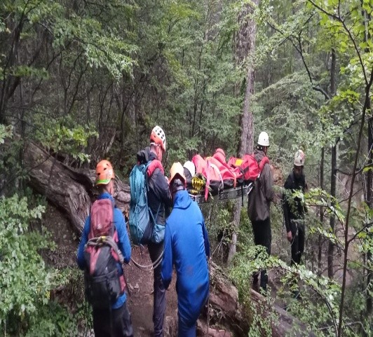 Tierra del Fuego: Gendarmes Especialistas en Alta Montaña auxiliaron a cinco personas lesionadas en tres senderos durante el fin de semana