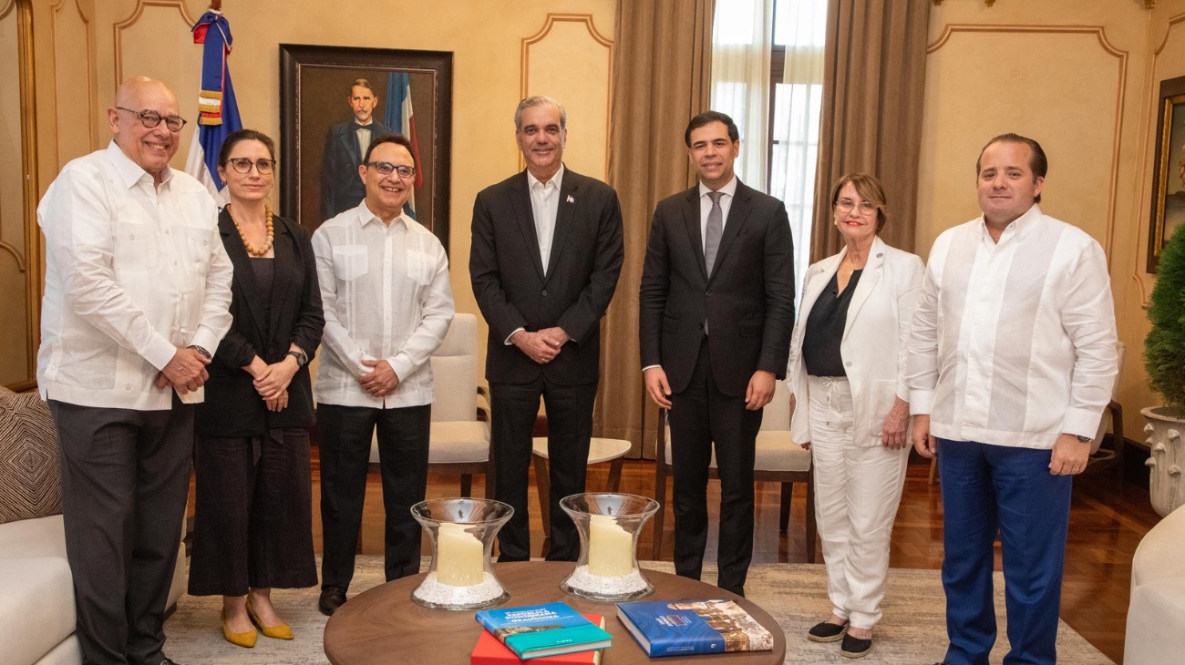 Presidente Abinader recibe a Michel Camilo y a autoridades del Berklee College of Music