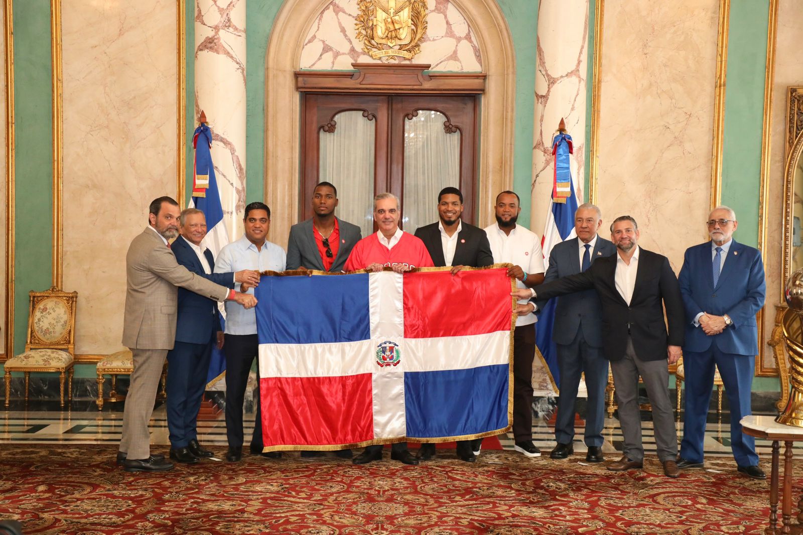 Presidente Luis Abinader entrega la bandera dominicana a los Leones del Escogido para la Serie del Caribe 2026