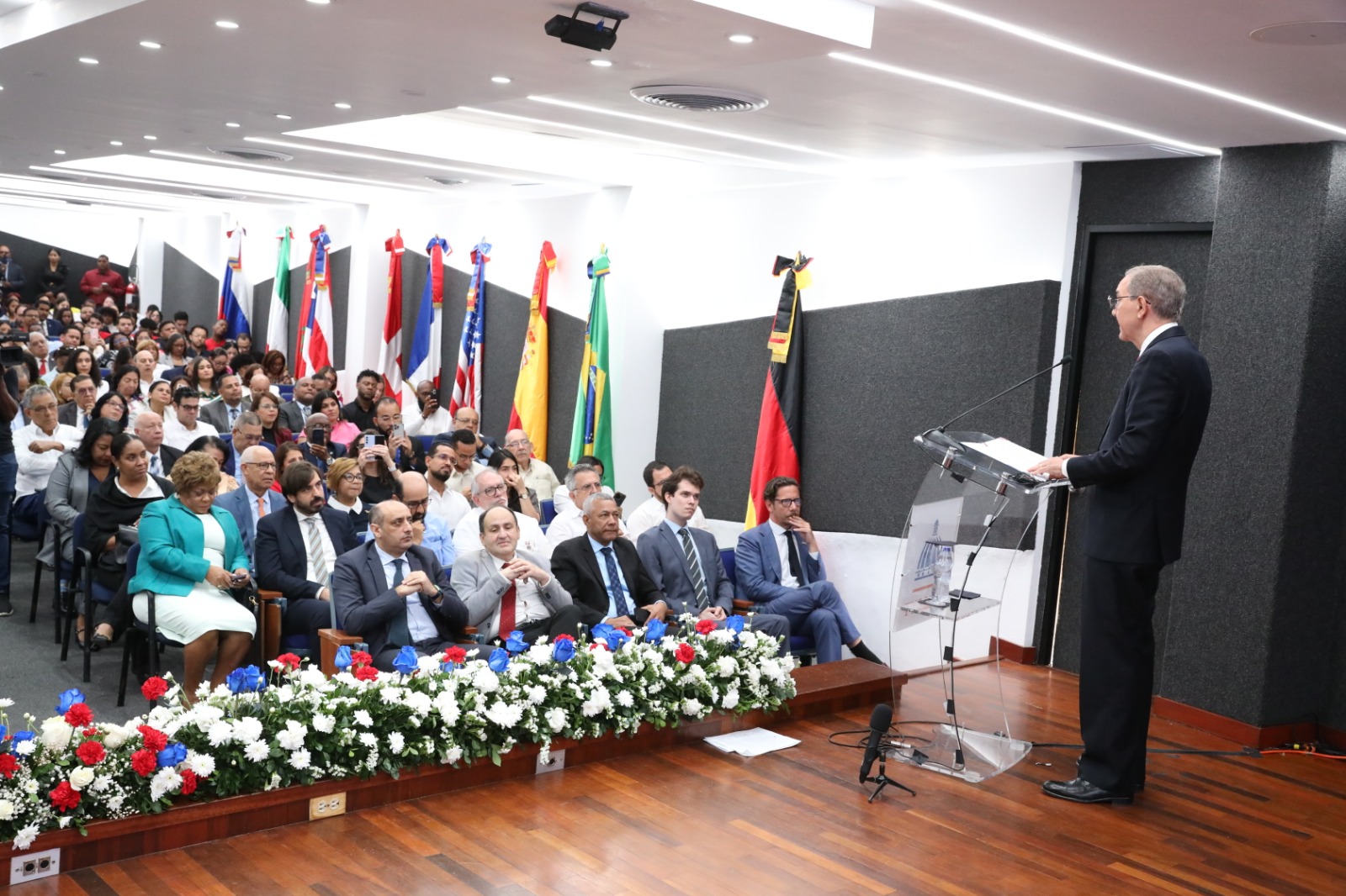 Ministerio anuncia cerca de 1,800 becas internacionales para formación en STEM