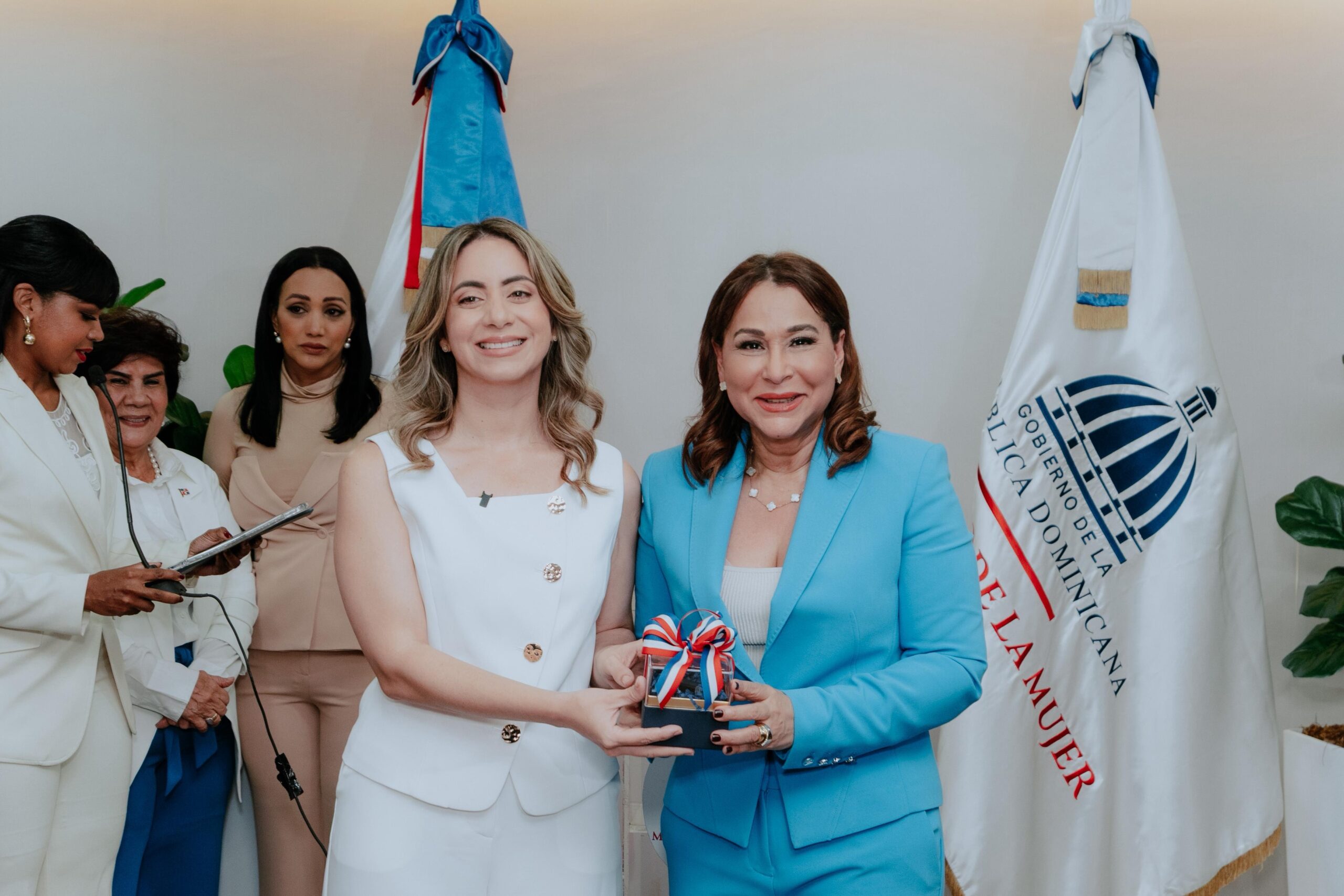 Gloria Reyes asume la dirección del Ministerio de la Mujer con enfoque en igualdad y fortalecimiento democrático