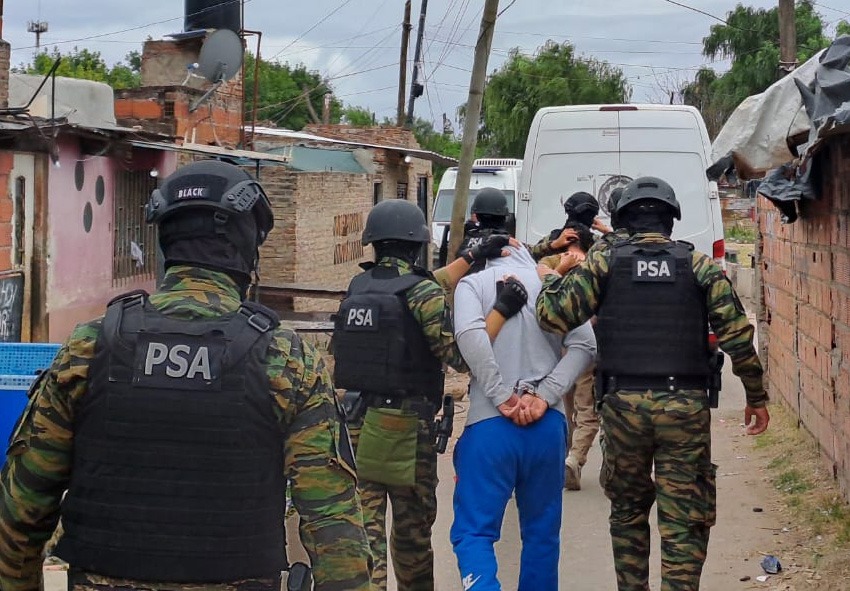 PSA realiza siete allanamientos y detiene a cinco personas en Rosario en el marco del Plan Bandera