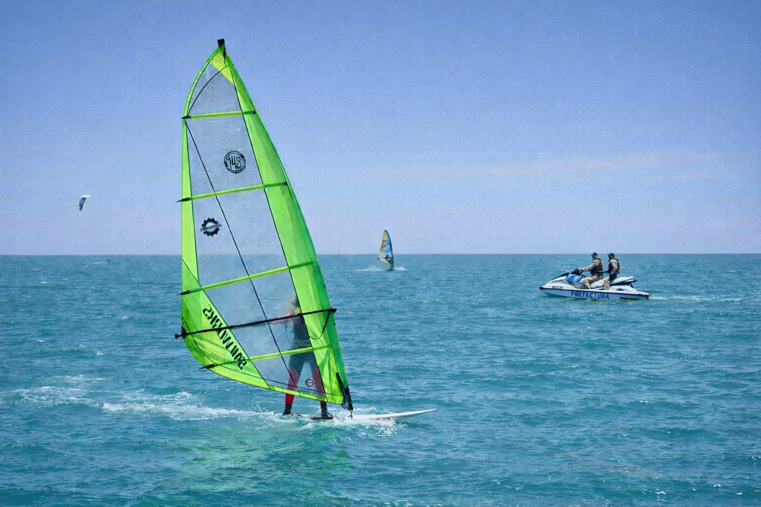 Prefectura emite recomendaciones para navegantes de windsurf