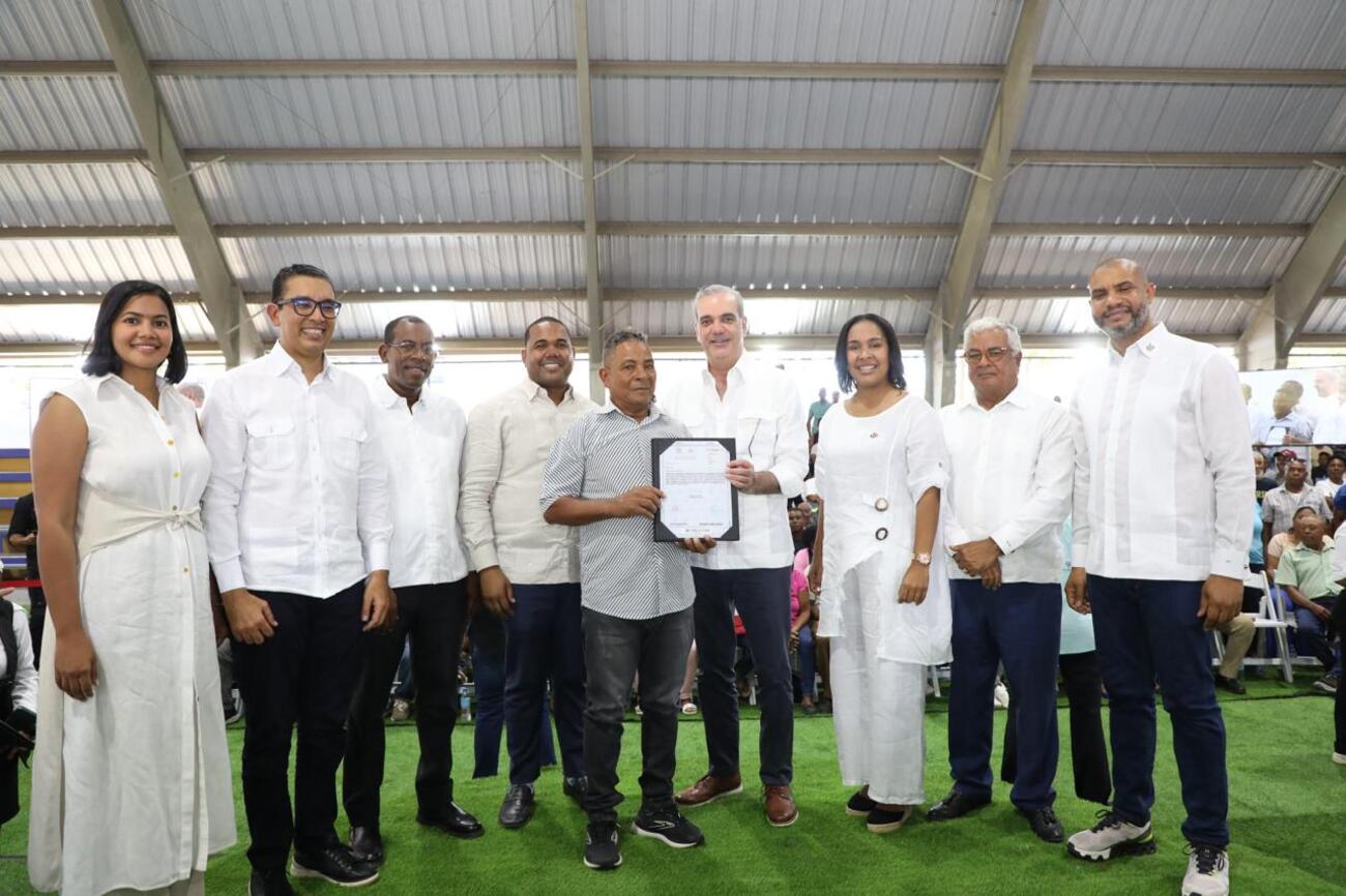 Abinader entrega 517 de 792 certificados de títulos de propiedad a familias en Neiba