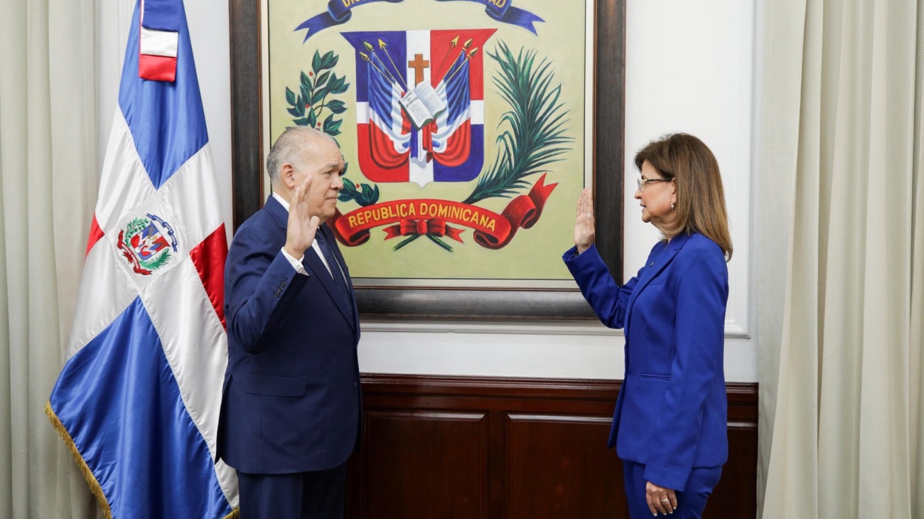Vicepresidenta Raquel Peña juramenta a Pedro Urrutia como director de la DGII