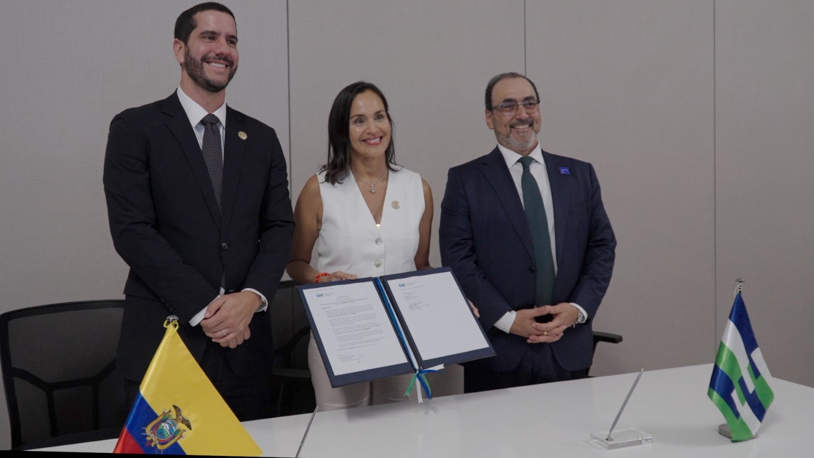 CAF y Ecuador consolidan cooperación en sectores energético, aeronáreo y bananero en foro económico internacional en Panamá